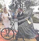 claus en Betrix op de fiets