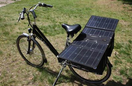 Elektrische fiets onderweg opladen met zonnepaneel |