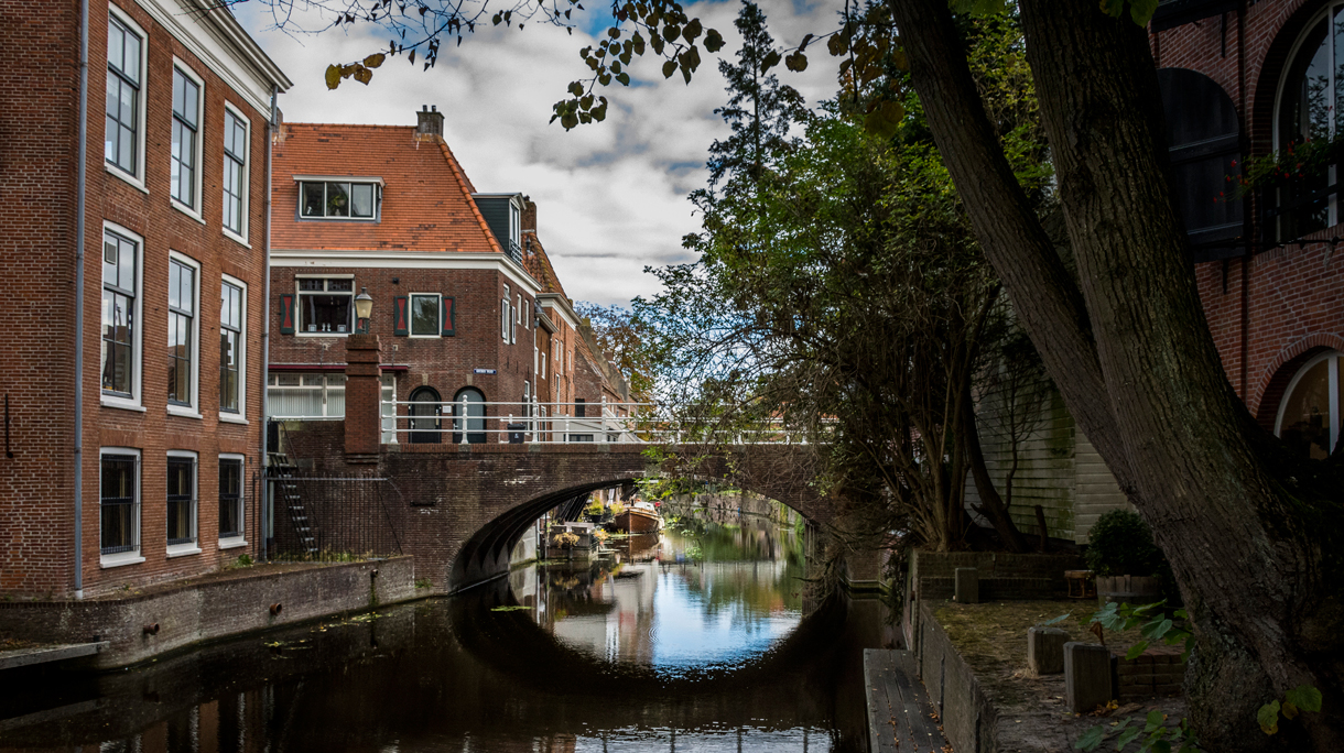 Een gracht in het historische Appingedam.