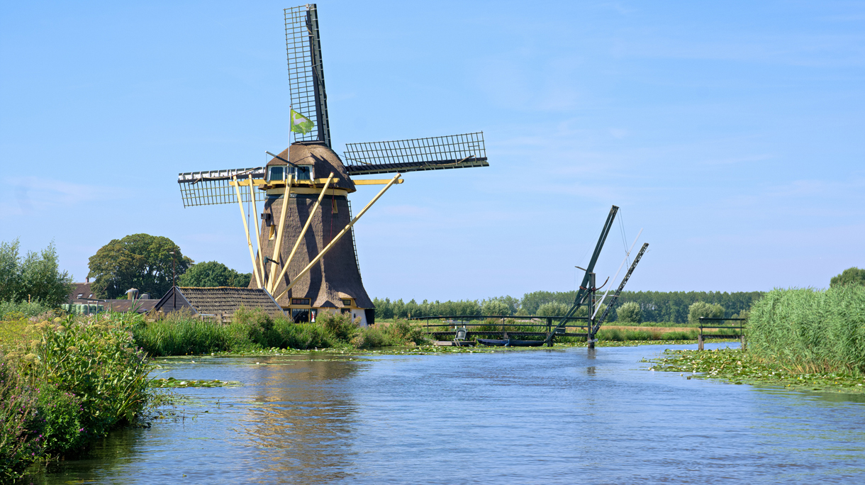 Een molen bij Baambrugge, in veengebied De Venen.