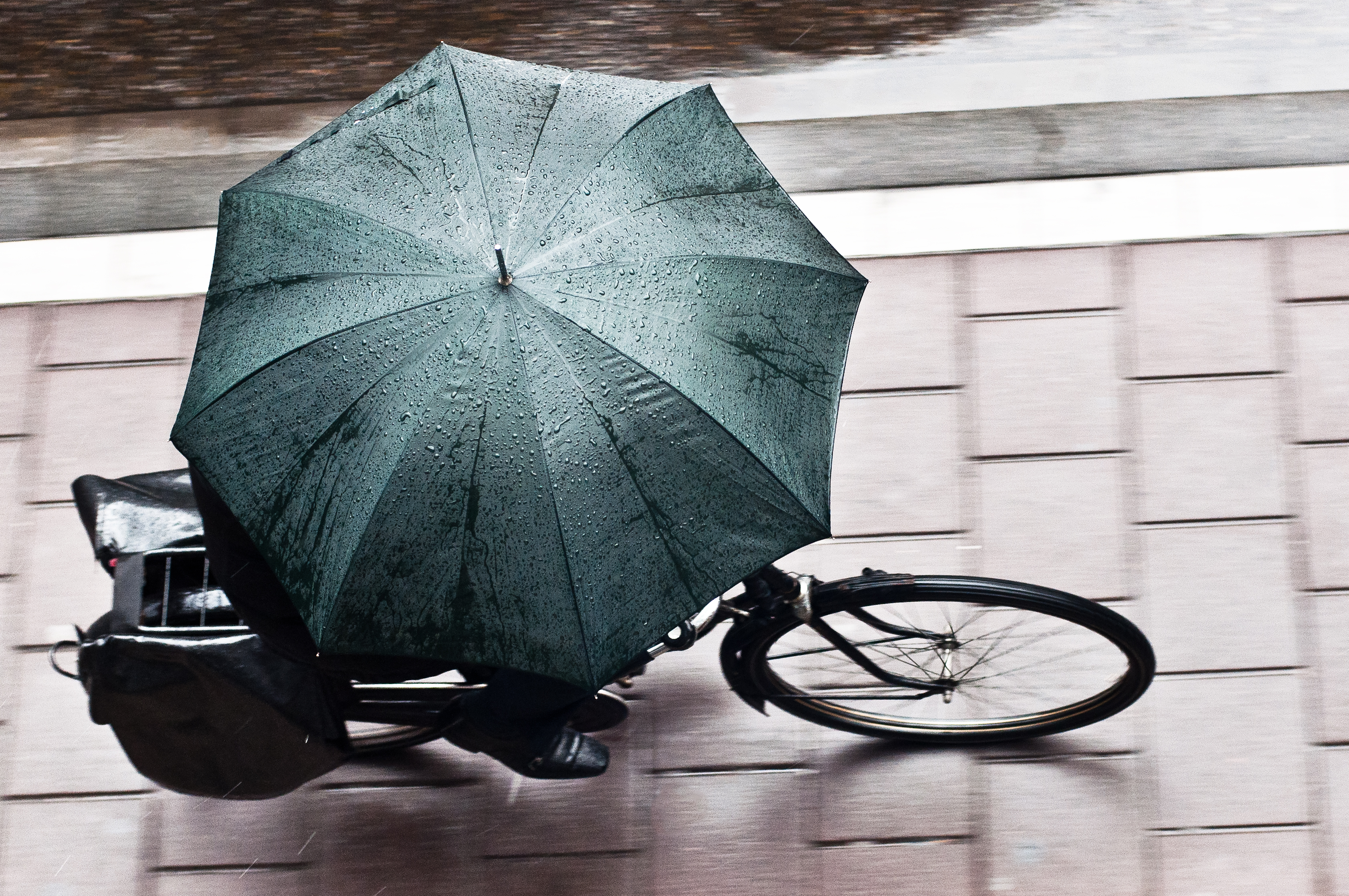 Laat je zien Liever merk Fietsen met een paraplu, mag dat (nog)? | Fietsen123
