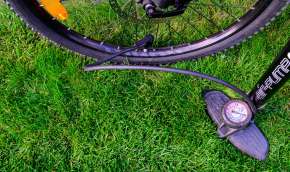 Beeld bij Je fietsband beter oppompen doe je zo