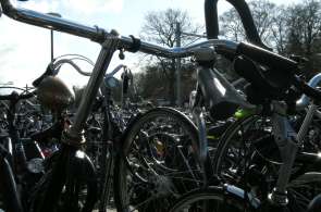 Beeld bij Alles over Fietskoeriers in Nederland en België