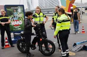 Beeld bij Risico’s rijden op opgevoerde e-bike vaak onbekend bij jongeren en ouders