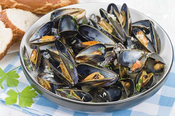 Beeld bij Mossel- en oesterkotters bij de Schelpkreek