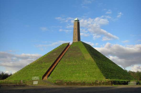 Beeld bij De Pyramide van Austerlitz