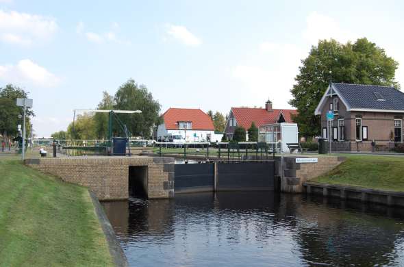 Beeld bij Friesland: handbediende sluizen en bruggen rond Appelscha