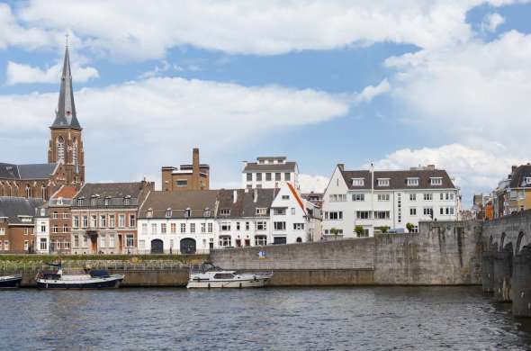 Beeld bij Maastricht: stad aan de maas