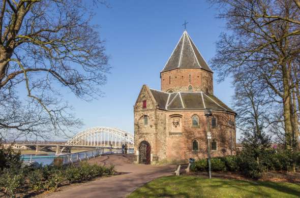 Beeld bij Waar de Rijn Nederland binnenkomt