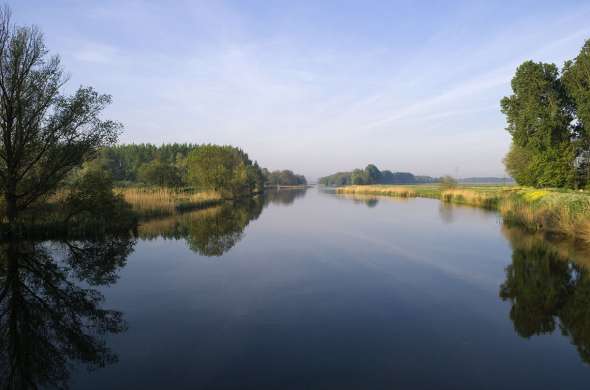 Beeld bij Klein stadje aan de Maas