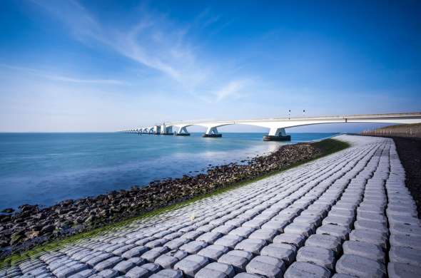 Beeld bij De langste brug van Nederland