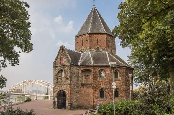 Beeld bij Concertgebouw de Vereeniging en het Valkhof