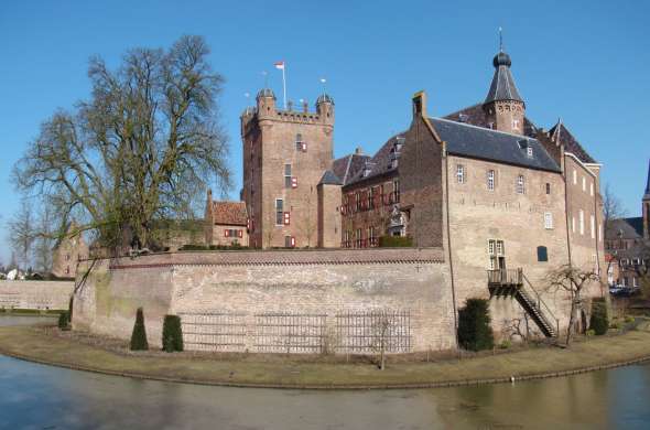 Beeld bij Huis Bergh en de Eltenerberg