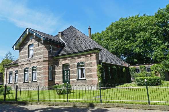 Beeld bij Piramides in de polder