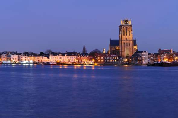 Beeld bij De historische stad Dordrecht