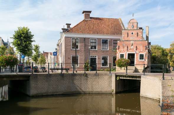 Beeld bij Friesland: kleine dorpjes, uitgestrekte weilanden en de Waddenzee