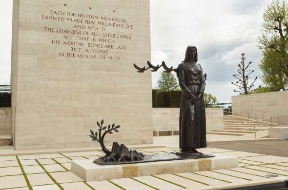 Beeld bij Netherlands American Cemetery and Memorial