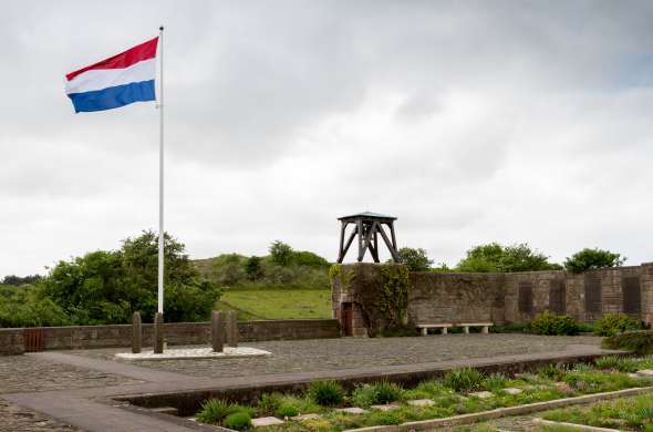 Beeld bij Eerebegraafplaats Bloemendaal