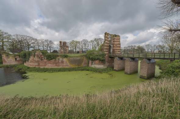 Beeld bij Middeleeuwse burchten aan de Maas