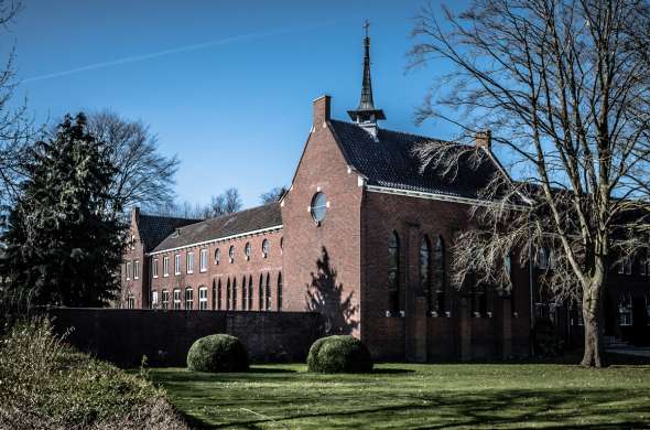 Beeld bij Klooster van de ‘orde zonder schoenen’