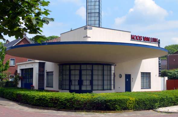 Beeld bij ‘Auto Palace’: een opvallend benzinestation in Nijmegen