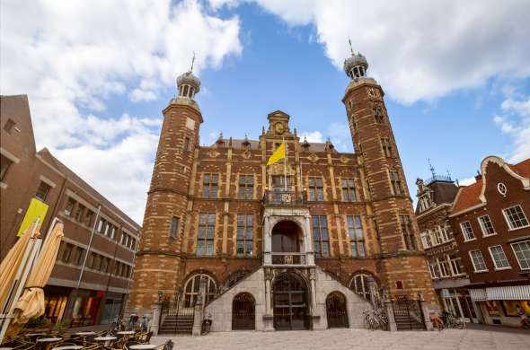 Beeld bij Een kasteelachtig stadhuis