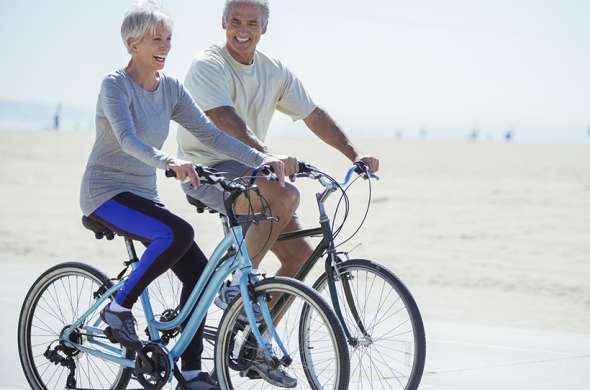 Beeld bij Fietsje klaarzetten in Petten