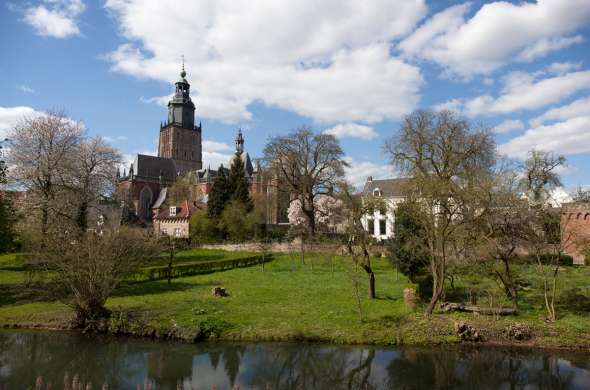 Beeld bij De synagoge van Zutphen