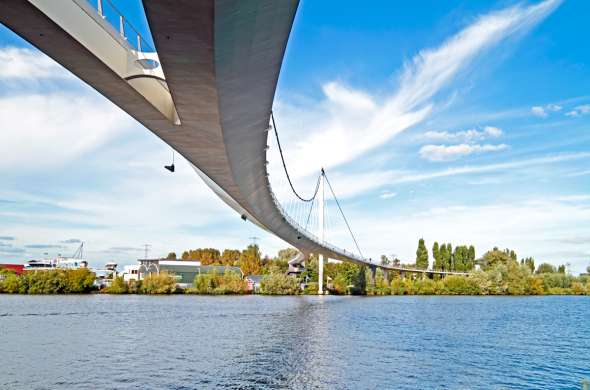 Beeld bij Oude en nieuwe bruggen in Noord-Holland