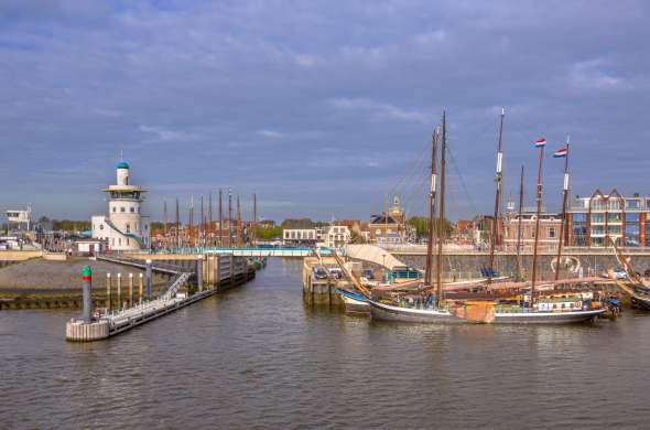 Beeld bij De admiraliteitshaven van Friesland