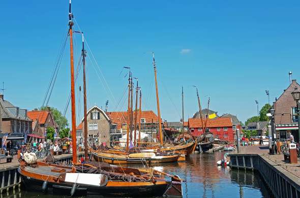 Beeld bij De bruine vloot van Spakenburg