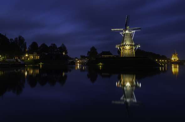 Beeld bij Friese molens en pittoreske dorpjes