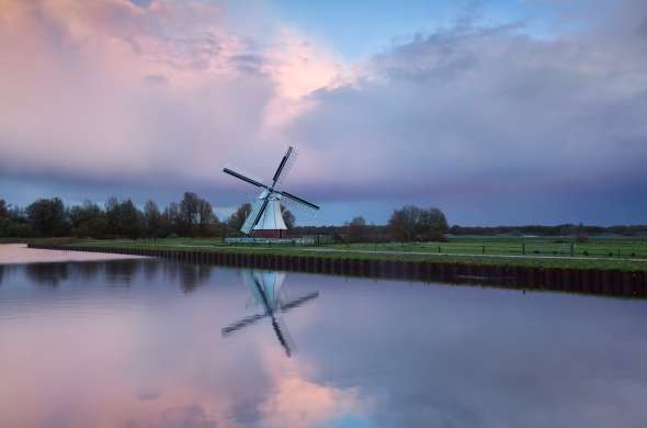 Beeld bij Langs kleine kerkdorpjes en oude molens