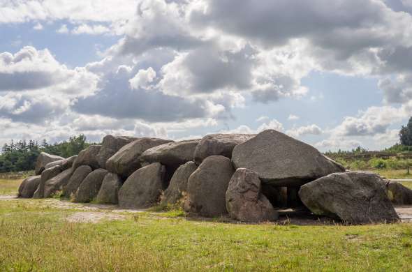 Beeld bij Drentse Hunebeddenroute