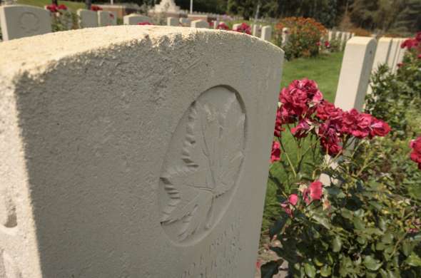 Beeld bij Bergen-op-Zoom Canadian War Cemetery