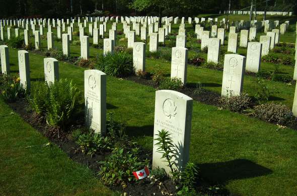 Beeld bij De Canadese begraafplaats in Holten