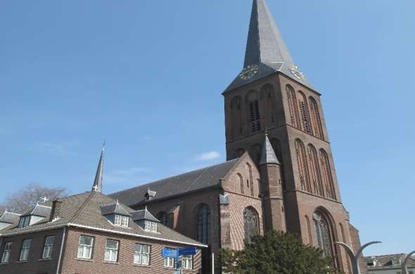 Beeld bij De vele kerken van Overijssel