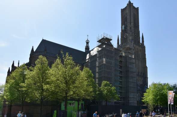 Beeld bij Een bijzondere kerktoren in Arnhem