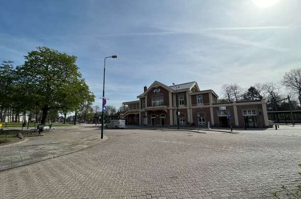 Beeld bij Station Baarn met een koninklijk tintje