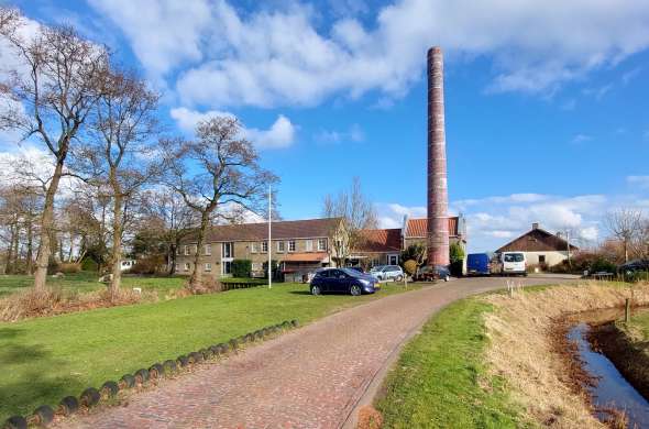 Beeld bij De vlasfabriek van Molenend