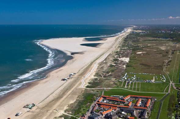 Beeld bij Aan de kust bij Den Haag