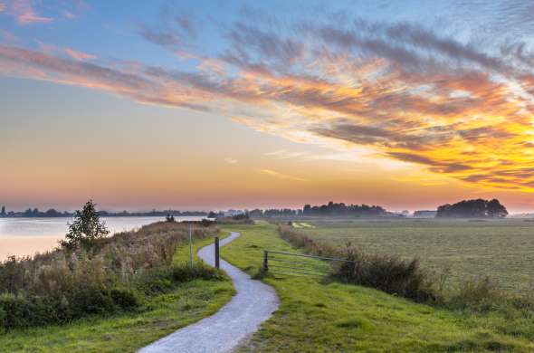 Beeld bij Langs de kronkelende Nederrijn