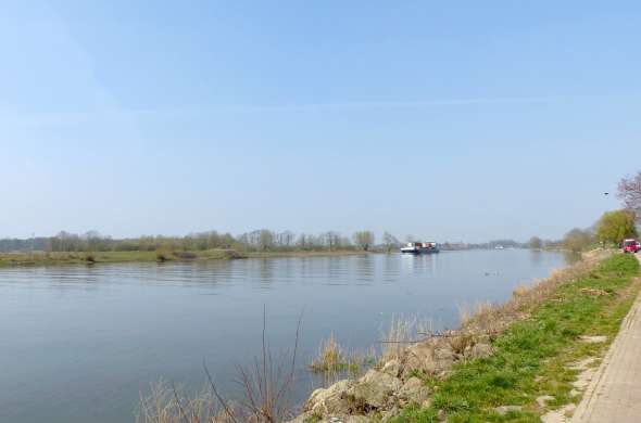 Beeld bij Langs de oevers van de Maas