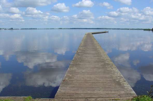 Beeld bij Water op de grens