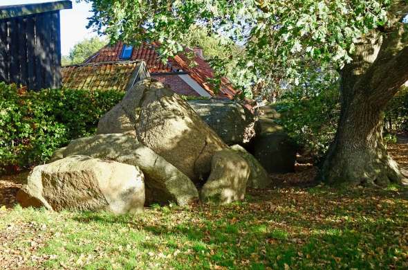 Beeld bij Hunebedboom in Midlaren