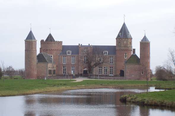 Beeld bij De linde van kasteel Westhove