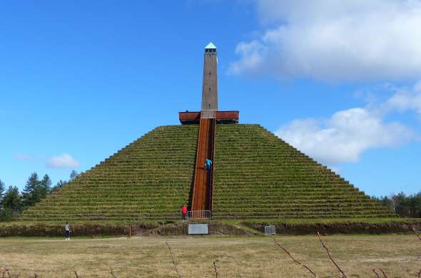 Beeld bij De Pyramide van Austerlitz
