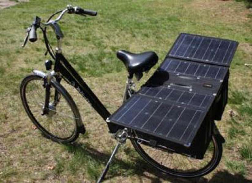Theseus Arena bende Elektrische fiets onderweg opladen met zonnepaneel op fietstas | Fietsen123